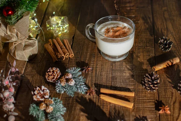Ahşap arka planda Eggnog Noel içeceği