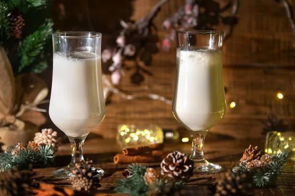 Ahşap arka planda Eggnog Noel içeceği