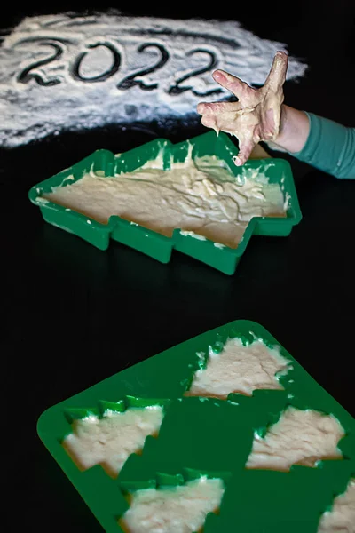 Yemekten yapılmış yaratıcı Noel ağaçları, evde pişirme, çocuklar Noel için hazırlanıyor..