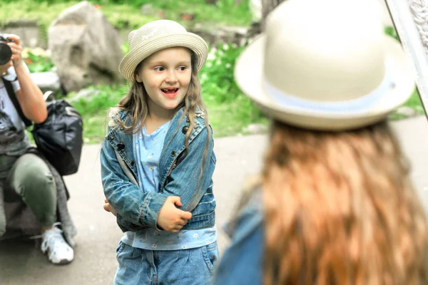 거울 앞에서 포즈를 취하는 어린이 모델 — 스톡 사진