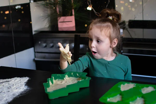 Yemekten yapılmış yaratıcı Noel ağaçları, evde pişirme, çocuklar Noel için hazırlanıyor..