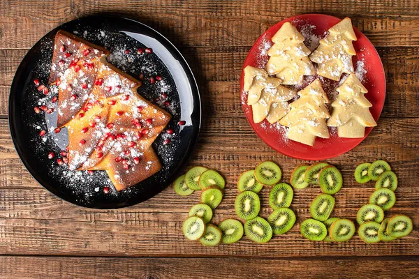 Yemekten yapılmış yaratıcı Noel ağaçları, evde pişirme. Yeni yıl 2022