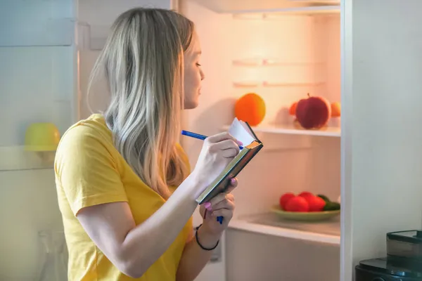 Kız satın alınacak malların bir listesini yapar