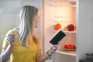 Kız satın alınacak malların bir listesini yapar