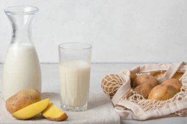 Patates sütlü içecek. Konsept, çevreye dost olan besinlere karşı bitkisel bir alternatif..