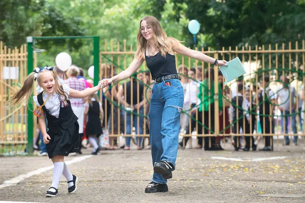 Neşeli birinci sınıf öğrencisi annesiyle aynı okula gidiyor.