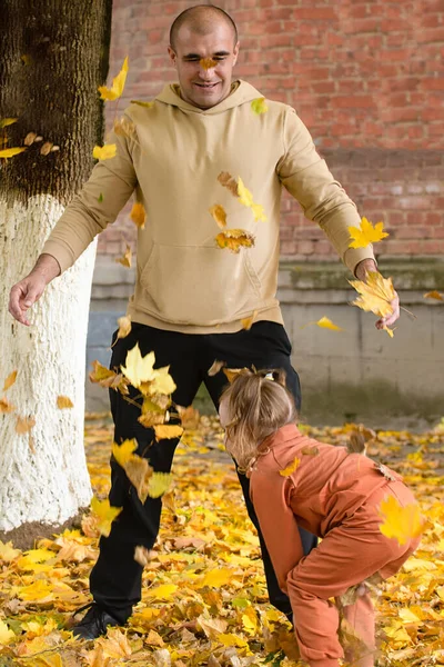 Sonbahar çocukları dışarı çıkarır. 