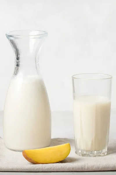 Patates sütlü içecek. Konsept, çevreye dost olan besinlere karşı bitkisel bir alternatif..