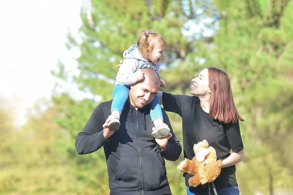 가족의 아버지와두 딸은 산책을 즐긴다 — 스톡 사진