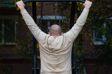 Şehrin açık alanlarında bir adam spor için içeri girer.