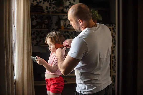 Baba çocuğunun yetiştirilmesine, çocuk bakımına katılır.