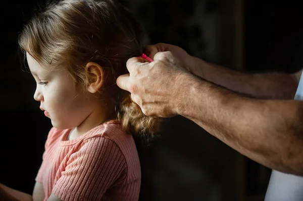 Baba çocuğunun yetiştirilmesine, çocuk bakımına katılır.