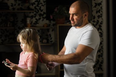 Baba çocuğunun yetiştirilmesine, çocuk bakımına katılır.