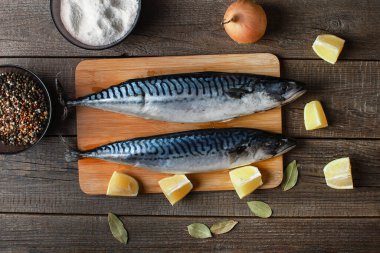 Lezzetli uskumru balığı pişiriyorum..