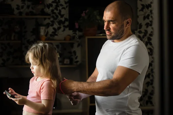 Baba çocuğunun yetiştirilmesine, çocuk bakımına katılır.