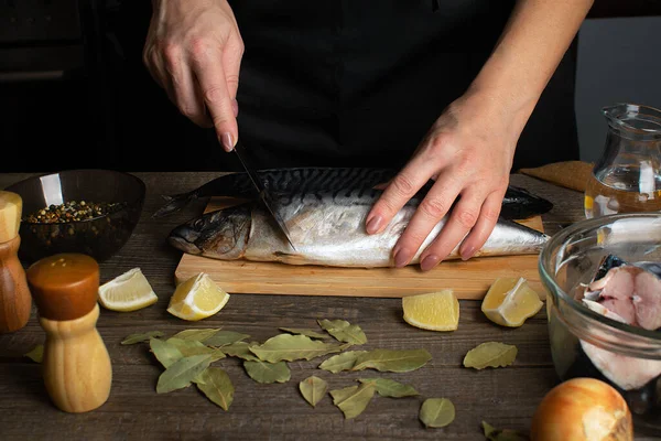 Готовить здоровую вкусную рыбу макрель. — стоковое фото