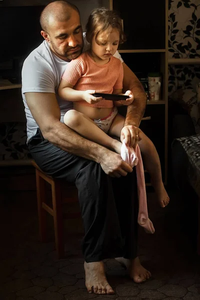 Baba küçük kızını büyütür ve onunla ilgilenir. İnsanlar doğal ortamlarında yaşar.