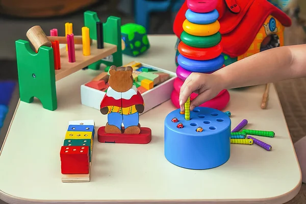 Çocuk evde eğitim oyunları oynuyor.