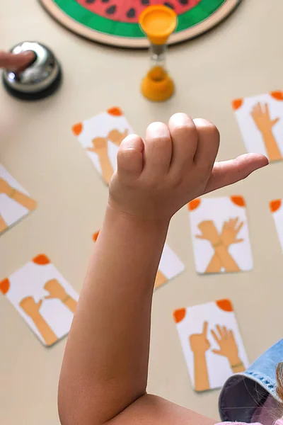 Занятия для детей с логопедом, психологом с дидактическими материалами — стоковое фото