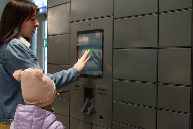 Bir self-servis paket makinesinden sipariş alıyorum. Çevrimiçi alışveriş kavramı