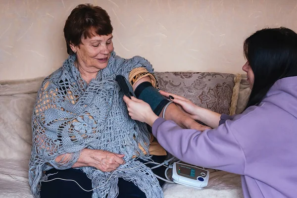 Yaşlı akrabalar için aile bakımı kavramı