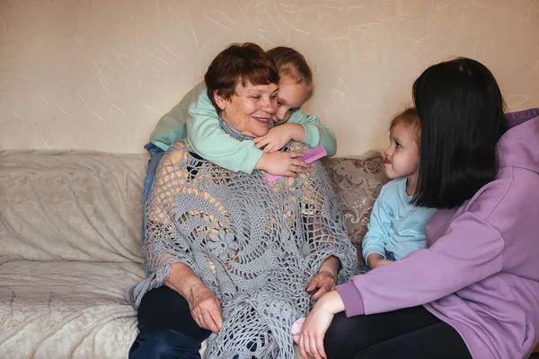 Ailedeki genç akrabalar tarafından yaşlılara ilgi gösterilmesi ve bakılması