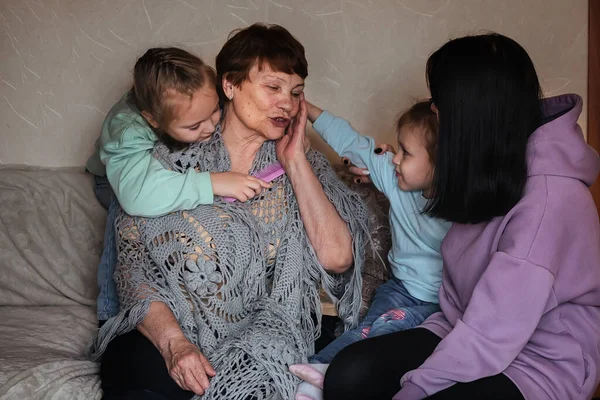 Ailedeki genç akrabalar tarafından yaşlılara ilgi gösterilmesi ve bakılması