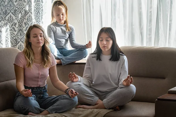 Sıcak bir ev ortamında, kızlar meditasyon için birlikte zaman geçirirler.