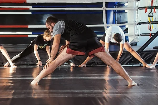 Treinando boxers em um ginásio com um treinador — Fotografia de Stock