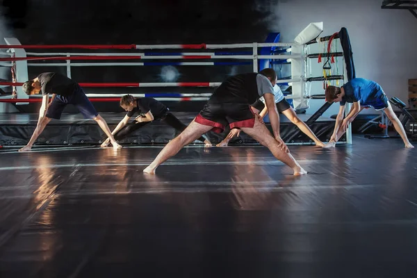 Treinando boxers em um ginásio com um treinador — Fotografia de Stock