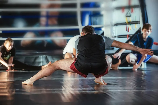 Treinando boxers em um ginásio com um treinador — Fotografia de Stock