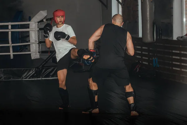 Treinador e boxeador adolescente fazendo um treino no ginásio — Fotografia de Stock