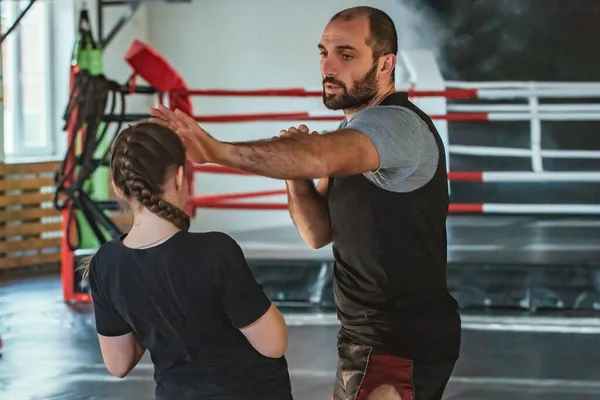 Treinamento tailandês de boxe para adolescentes sob a orientação de um treinador — Fotografia de Stock