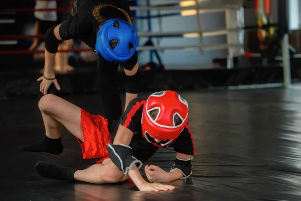 Adolescentes boxers no treino no ginásio — Fotografia de Stock