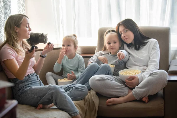 따뜻 한 가정 환경에서 자녀와 함께 하는 가족적 인 여가 활동 — 스톡 사진