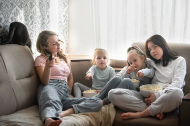 Çocuklarla sıcak bir ev ortamında aile eğlencesi