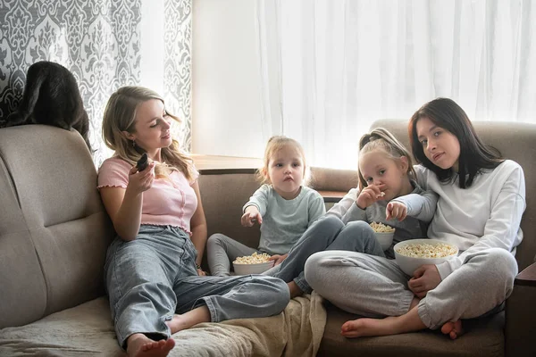 Çocuklarla sıcak bir ev ortamında aile eğlencesi