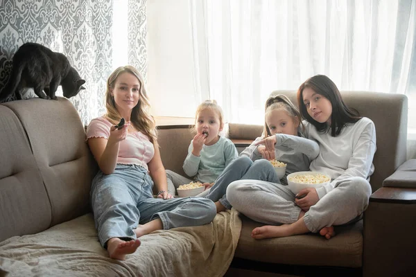 Çocuklarla sıcak bir ev ortamında aile eğlencesi