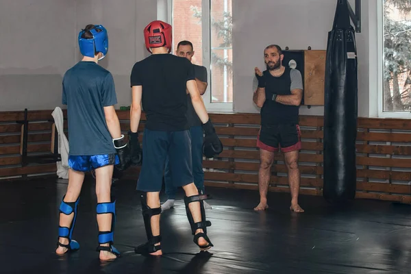 Boxe atletas adolescentes treinando com mentores experientes — Fotografia de Stock