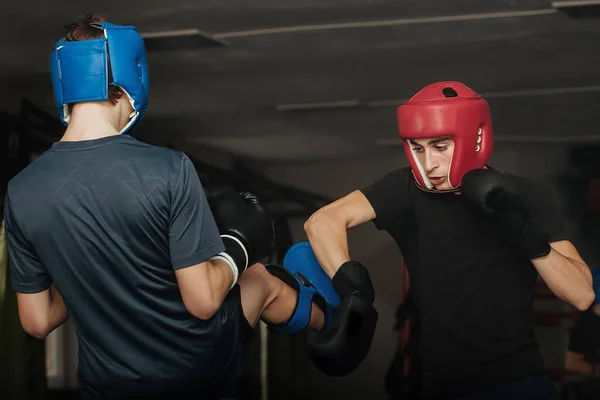 Genç Tai Boksu 'nda iki sporcu eğittim.