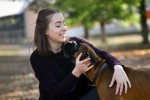 Genç kız evcil köpeğiyle yürüyor. — Stok fotoğraf