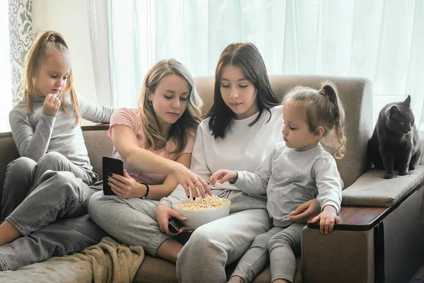 가족 여가, 따뜻 한 가정 분위기에서 자녀들 과의 의사소통 — 스톡 사진