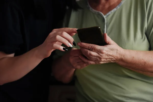 Modern Teknolojilerle Yaşlılara Yardım Etmek