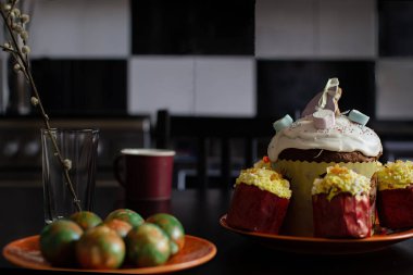 Bayramlık Paskalya kompozisyonu evdeki masada.