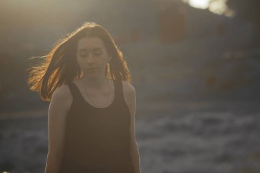 Batan güneşin altında güzel bir kız