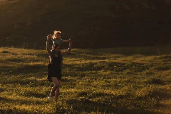 Promenades actives en famille dans les rayons du soleil couchant — Photo