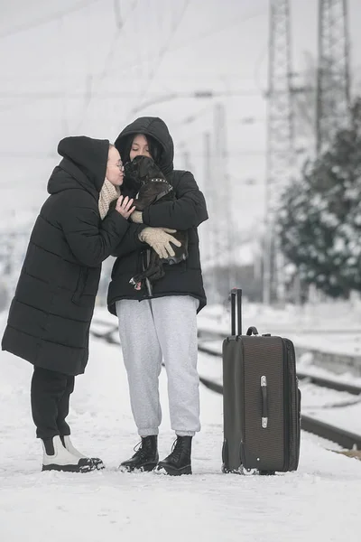 Tren istasyonunda iki genç bayanla buluşacağım. Tren yolculuğu.