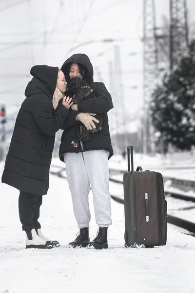 Tren istasyonunda iki genç bayanla buluşacağım. Tren yolculuğu.