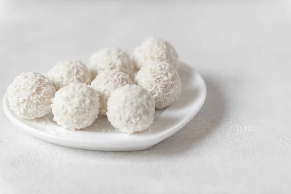 Su uno sfondo bianco in un piatto sono dolci bianchi — Foto Stock