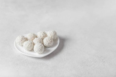 Beyaz üstüne beyaz, hindistan cevizi taneli yuvarlak tatlılar.
